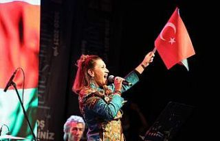 Azerin’den havalimanında arabalı konser