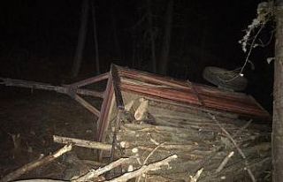 Babasının tekerini değiştirdiği römork üzerine...