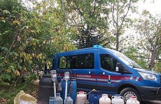 Bağ evinde kaçak alkol üreten şahısların jandarma...