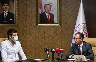 Bakan Kasapoğlu, milli yüzücü Emre Sakçı’yı...