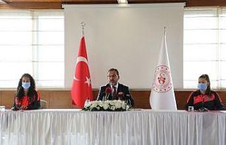 Bakan Kasapoğlu, Yüksekova Belediyesporlu futbolcuları...