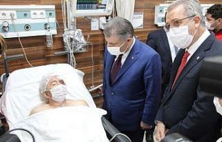 Bakan Koca enkazdan 33 saat sonra kurtarılan yaşlı...
