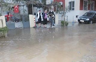 Balıkesir’de boru patladı caddeyi su bastı