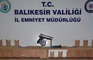 Balıkesir’de polis 12 silah ele geçirdi