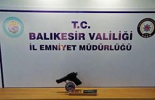 Balıkesir’de polis 5 aranan şahsı yakalarken,...