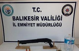 Balıkesir’de polis 6 aranan şahıs yakalarken,...