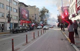 Bandırmaspor taraftarından meşale şov