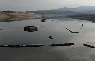 Barajda sular çekildi köyün kalıntıları ortaya...
