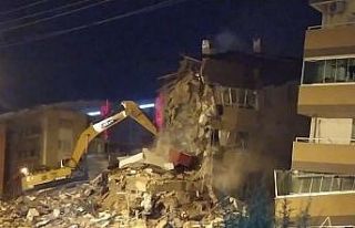 Barış Sitesi’ndeki bir apartmanın dozerle yıkılış...