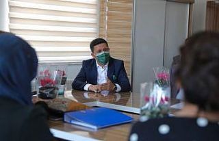 Başkan Arı, okullara çiçek gönderip öğretmenlerin...