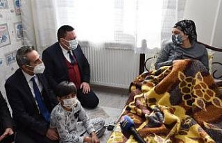 Başkan Beyoğlu’ndan kanser hastası anneye duygulandıran...