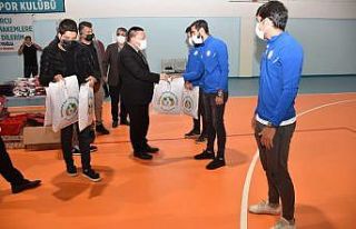 Başkan Beyoğlu’ndan sporculara malzeme dağıtımı