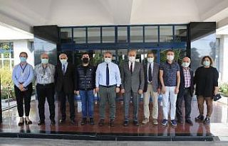 Başkan Böcek tamamen ağızdan besleniyor