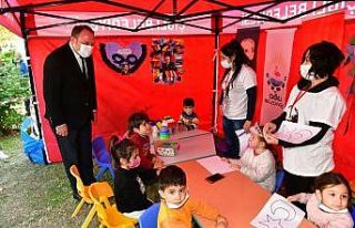Başkan Gümrükçü Ata’yı deprem mağduru çocuklarla...