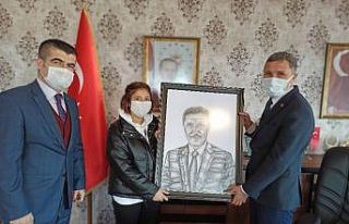 Başkan Kaya’ya kendi portresi hediye edildi