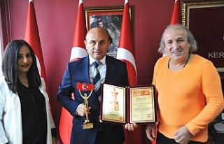 Başkan Oral’a ‘Yılın Hizmet Adamı’ ödülü