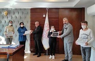 Başkan Özbek’ten öğrencilere tablet desteği