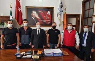 Başkan Özcan, şampiyon güreşçileri altın ile...