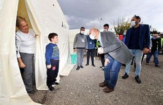 Başkan Soyer’den çadırdaki depremzedelere ziyaret