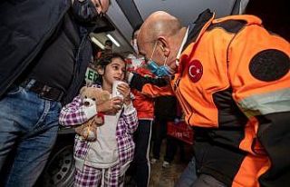 Başkan Soyer’den depremzedelere moral ziyareti