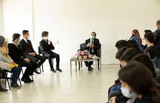 Başkan Vekili Aslan öğrencilerle yemekte bir araya...