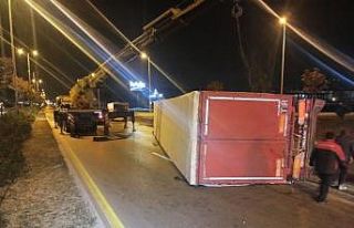 Başkent’te bebek bezi yüklü tır devrildi: 2...