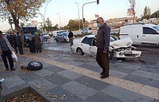 Başkentte dolmuş ile otomobil çarpıştı: 4 yaralı