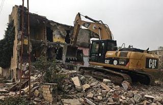 Batman’da metruk bina kontrollü bir şekilde yıkıldı