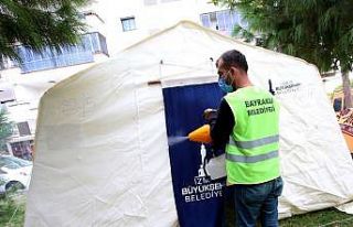 Bayraklı Belediyesi çadırları dezenfekte ediyor