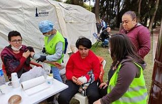 Bayraklı Belediyesi doktorları depremzedelerin yanında