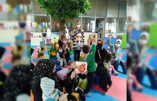 Bebek Kütüphanesi’nde minikler kitapların içinde...