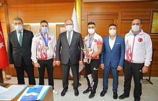 Belediye Başkanı Bilgin’den milli sporculara ödül