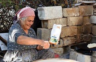 Belediyenin verdiği mısır unundan ekmek yapıp...