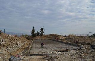 Besni ilçe stadının tribünleri yenileniyor