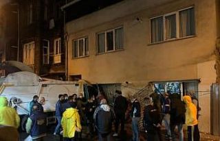 Beyoğlu’nda freni boşalan çöp kamyonu bir evin...