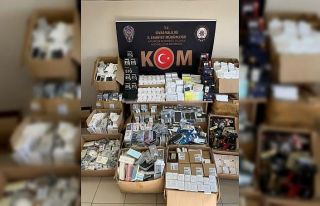 Binlerce kaçak telefon parçası ele geçirildi
