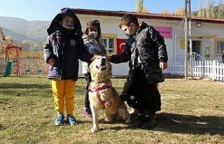 Bir bacağı kesildi, öğrencilerin sevgisi ile hayata...