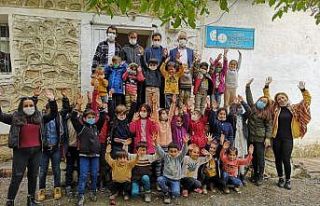 ’Bir Oyuncak Da Senden" ekibi köy yollarında