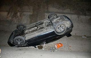 Boş sulama kanalına düşen otomobilin sürücüsü...