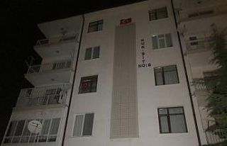 Boşanmak isteyen eşine kızıp evi yakmak istedi