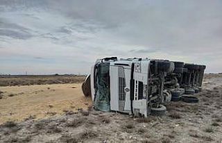 Buğday yüklü tır şarampole devrildi: 1 yaralı