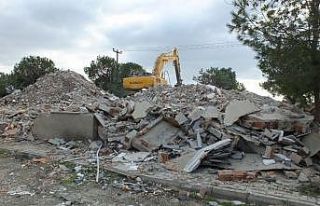 Burhaniye’de öğretmen evi yıkıldı