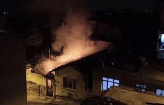 Bursa’da ahşap ev alevlere teslim oldu