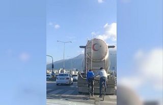 Bursa’da beton mikserinin arkasında tehlikeli yolculuk