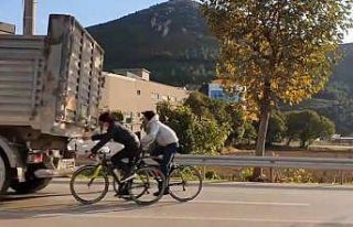 Bursa’da bisikletli gençlerin tehlikeli yolculuğu