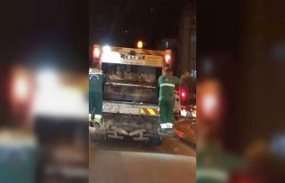 Bursa’da çöp kamyonundaki temizlik işçilerinin...