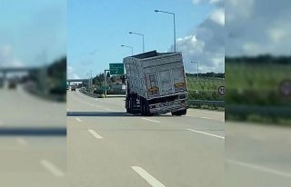 Bursa’da dorsesi yan yatmış tırın tehlikeli...