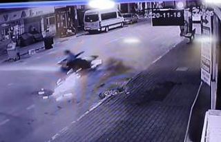 Bursa’da kontrolden çıkan motosiklet savruldu...İki...