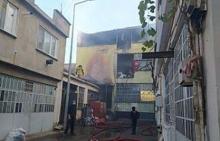 Bursa’da korkutan yangın plastik atölyesi küle...
