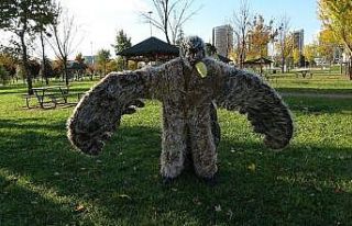 Bursalı ünlü tiyatrocu kartal kostümü giydi maske...